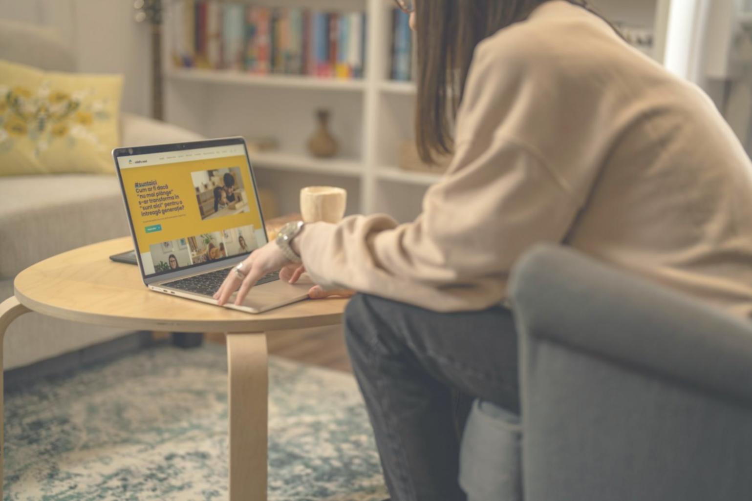 Menschen arbeiten gemeinsam an Finanzplänen
